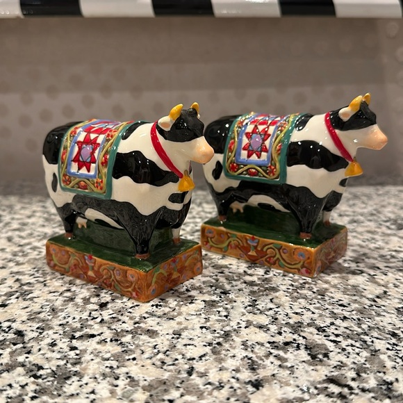 Jim Shore Other - Jim shore cow salt and pepper shakers